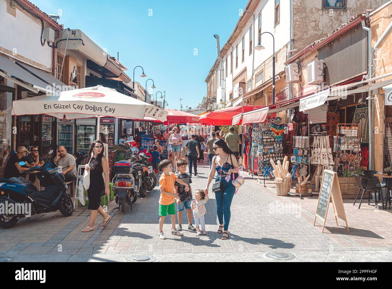 Nikosia, Zypern - 24. Oktober 2022: Blick auf die Einkaufsstraße Arasta Bazaar Stockfoto