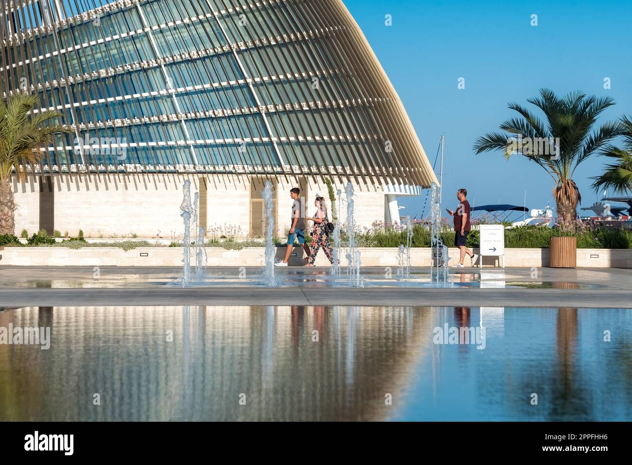 Ayia Napa, Zypern - 24. Oktober 2022: Gebäude des Springbrunnens und Veranstaltungszentrums in der Marina von Ayia Napa Stockfoto