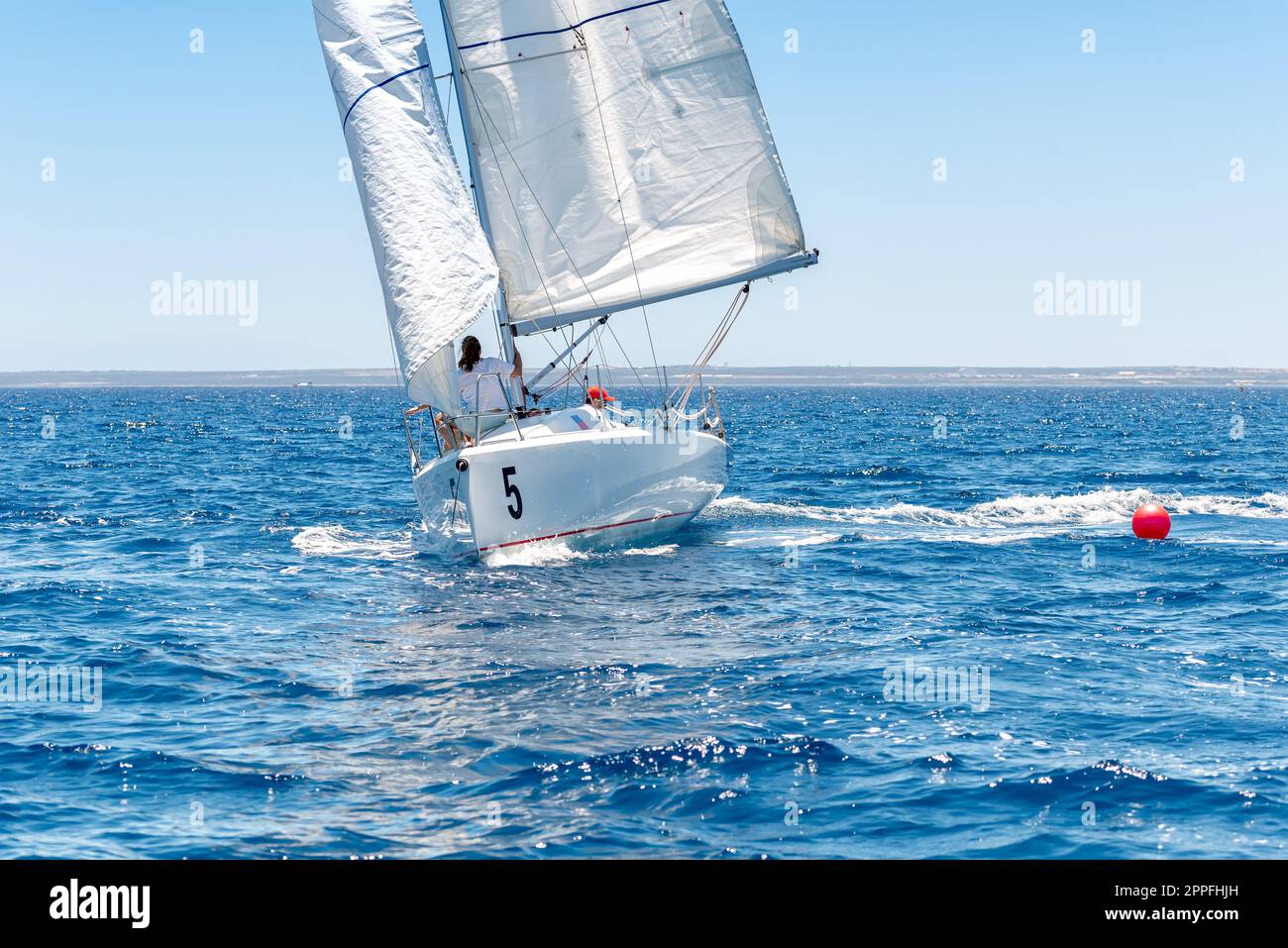 Weiße kleine Yacht während der Segelregatta Stockfoto