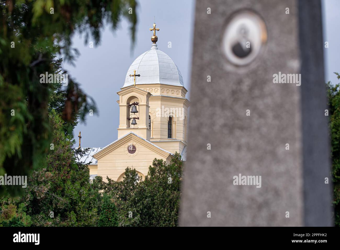 Kirche des Heiligen Großmärtyrers Dimitrije Solunski durch den Friedhof von Zemun gesehen Stockfoto