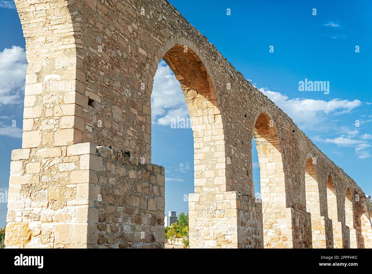 Blick aus dem niedrigen Winkel auf das mittelalterliche Aquädukt von Kamares in Larnaca, Zypern Stockfoto