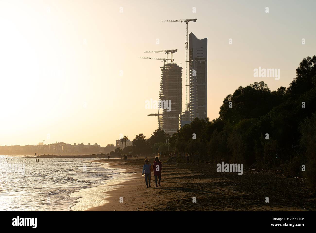 Blick auf den Dasoudi Seepark und die moderne Wohnhochhäuser-Baustelle. Limassol, Zypern Stockfoto