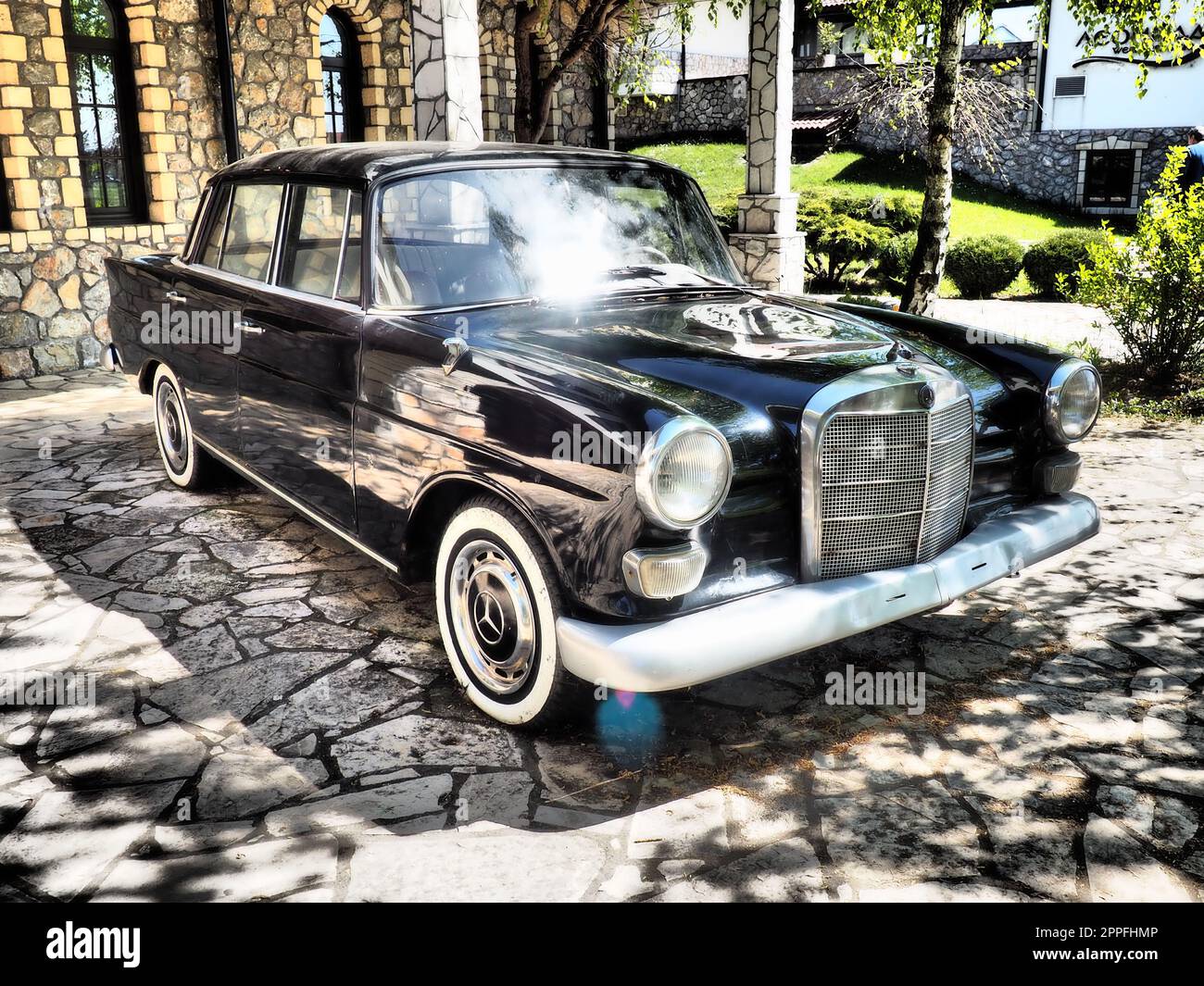 Stanisici, Bijelina, BiH, 25. April 2021. Retro- oder Vintage-Style. Mercedes Benz Ponton in Schwarz mit silbernen Verzierungen. Schönes Auto. Retro-Fahrzeug in gutem Zustand. Produkt der deutschen Automobilindustrie Stockfoto