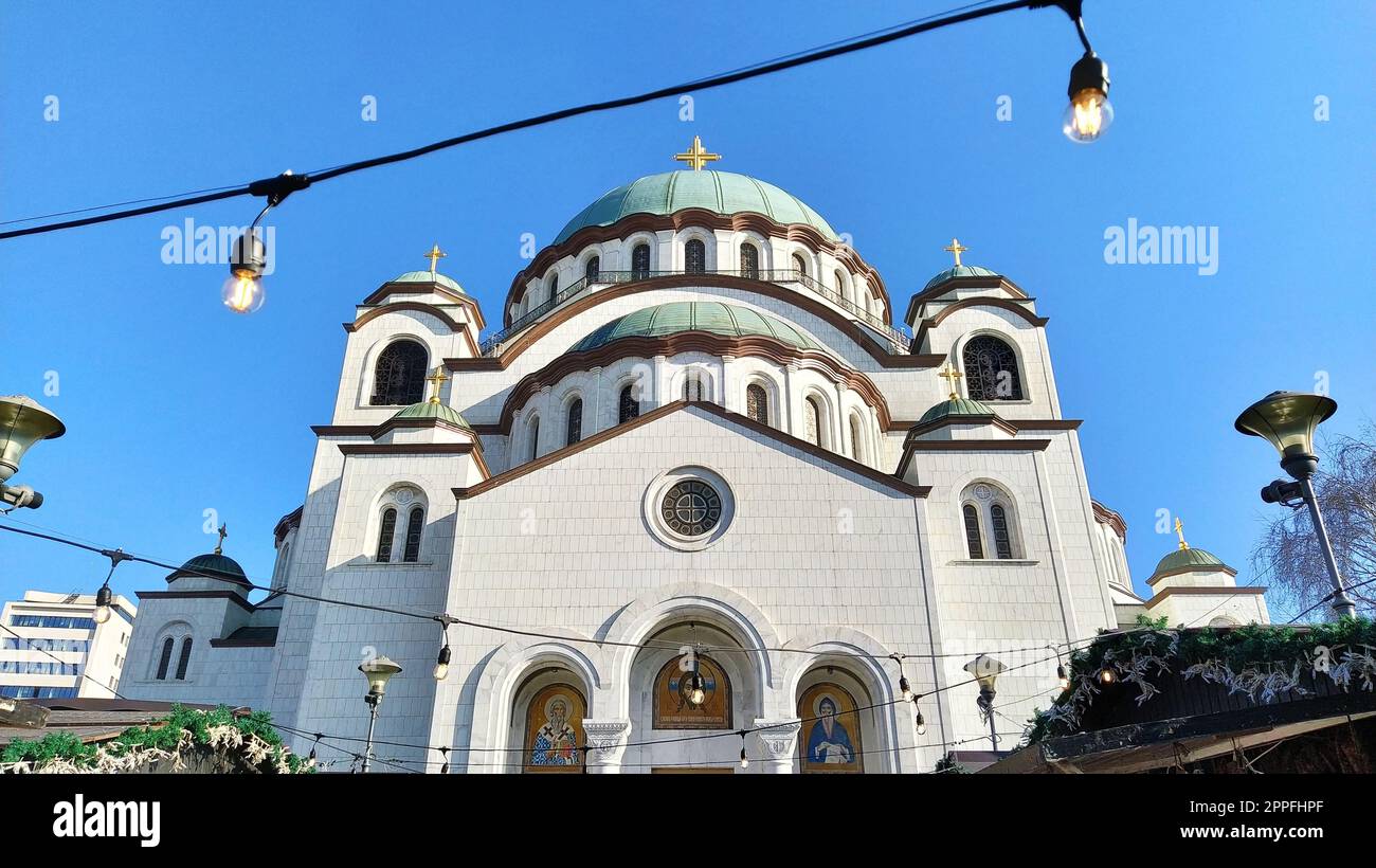 Belgrad, Serbien - 14. Februar 2020 Tempel des Hl. Sava in Belgrad am Nachmittag bei sonnigem Wetter. Großes religiöses Gebäude im neo-byzantinischen Stil. Weiße marmorfassade Stockfoto