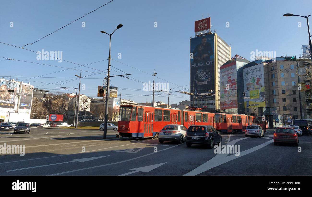 Belgrad, Serbien - 24. Januar 2020: Slaviaplatz im Zentrum von Belgrad. Kreisverkehr. Aktiver Verkehr, Pkw, öffentlicher Verkehr, Ampeln, Straßenmarkierungen und Straßenbahn. Hotel Slavia und moderne Gebäude Stockfoto