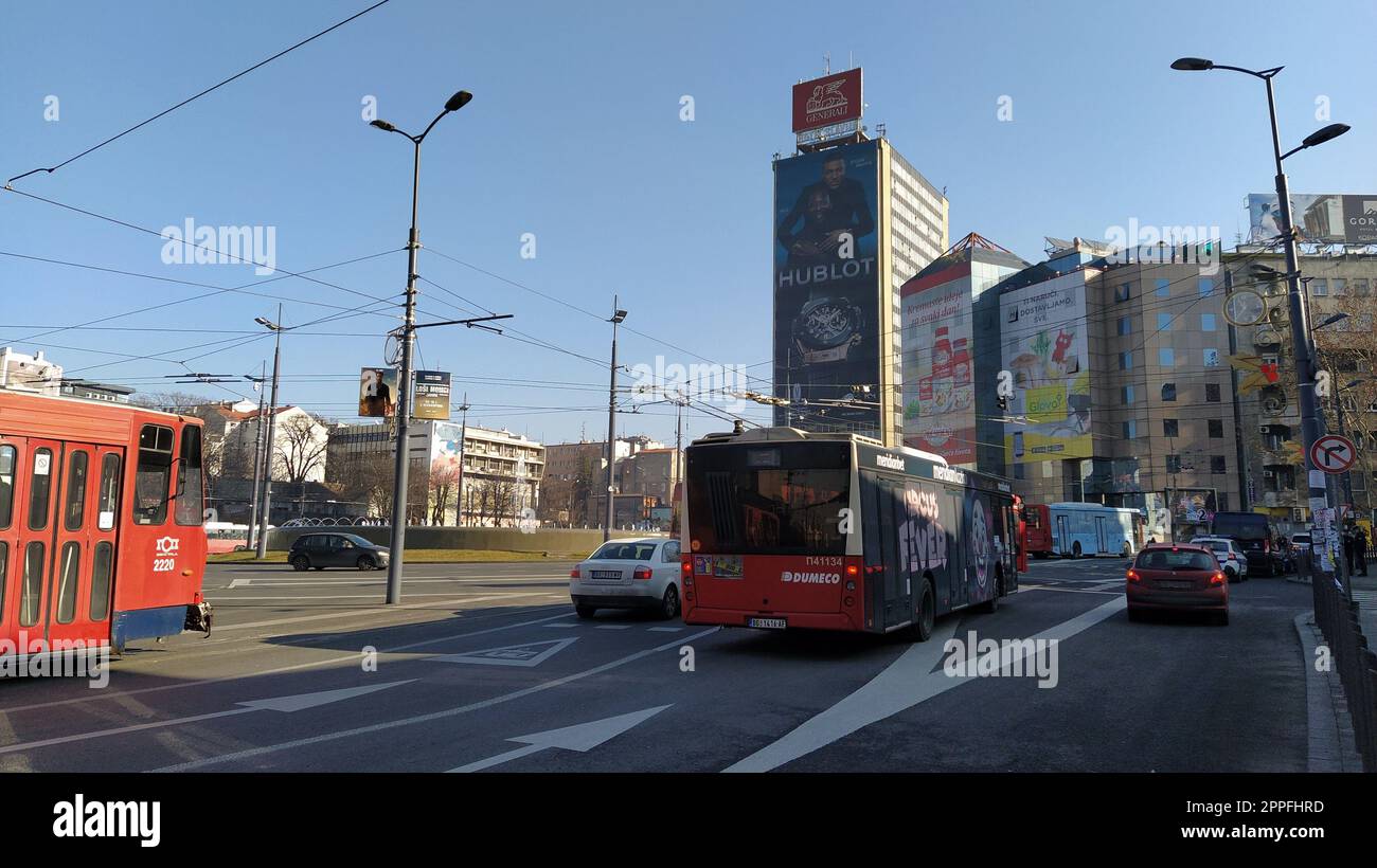 Belgrad, Serbien - 24. Januar 2020: Slaviaplatz im Zentrum von Belgrad. Kreisverkehr. Aktiver Verkehr, Pkw, öffentlicher Verkehr, Ampeln, Straßenmarkierungen und Straßenbahn. Hotel Slavia und moderne Gebäude. Stockfoto