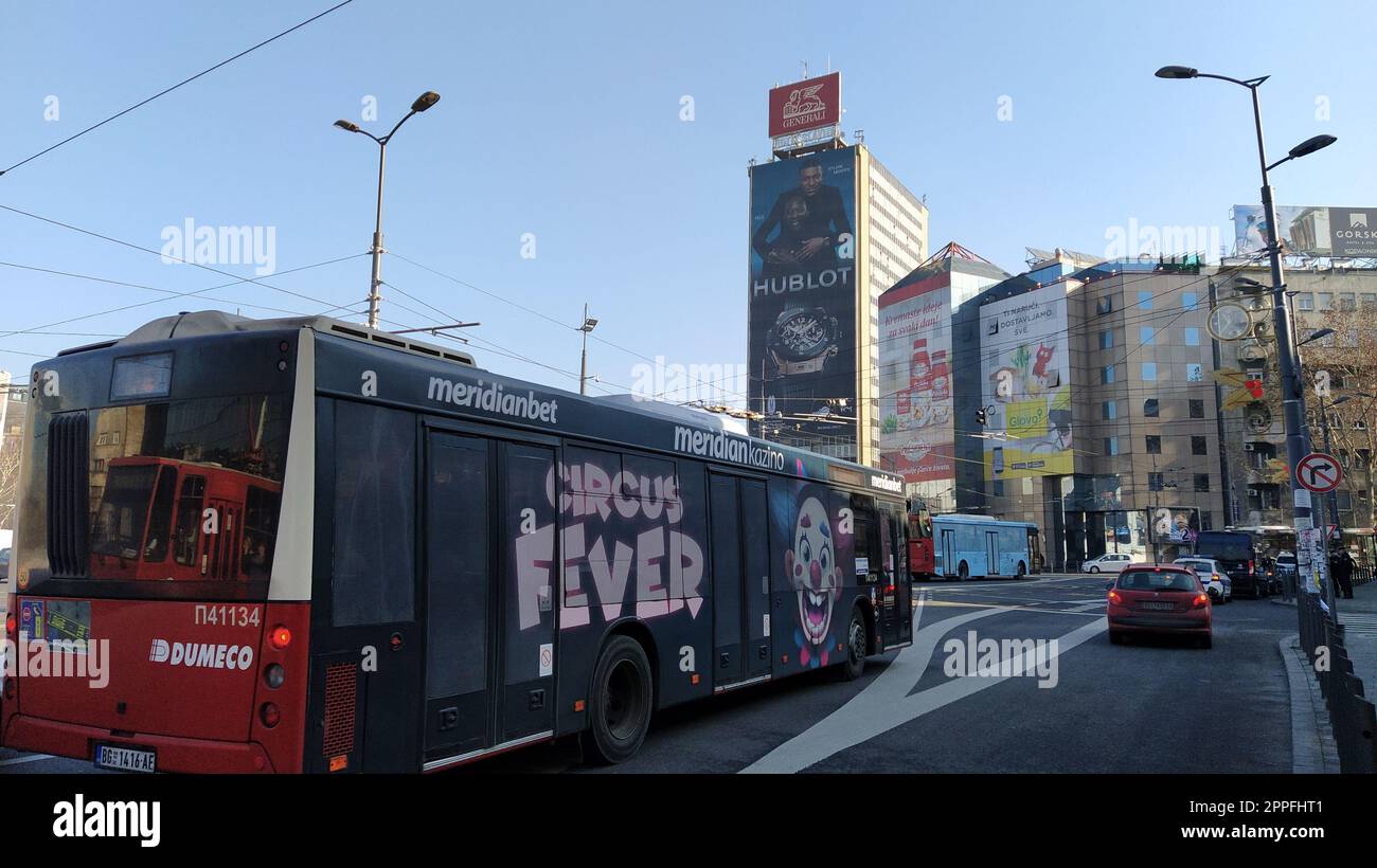 Belgrad, Serbien - 24. Januar 2020: Slaviaplatz im Zentrum von Belgrad. Kreisverkehr. Aktiver Verkehr, Pkw, öffentlicher Verkehr, Ampeln, Straßenmarkierungen und Straßenbahn. Hotel Slavia und moderne Gebäude. Stockfoto