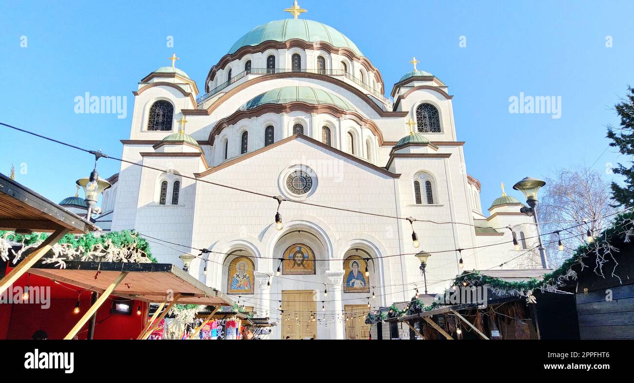 Belgrad, Serbien - 14. Februar 2020: Tempel von St. Sava in Belgrad am Nachmittag bei sonnigem Wetter. Großes religiöses Gebäude im neo-byzantinischen Stil. Weiße marmorfassade. Stockfoto