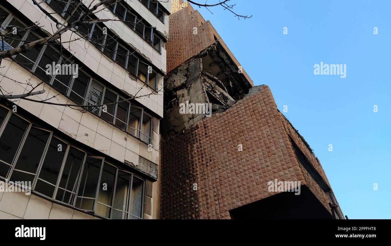 Belgrad, Serbien - 24. Januar 2020: Ehemaliges Gebäude des Verteidigungsministeriums Jugoslawiens in Belgrad, schwer beschädigt während des Bombenanschlags während der Operation der Alliierten Truppen durch NATO-Streitkräfte Stockfoto