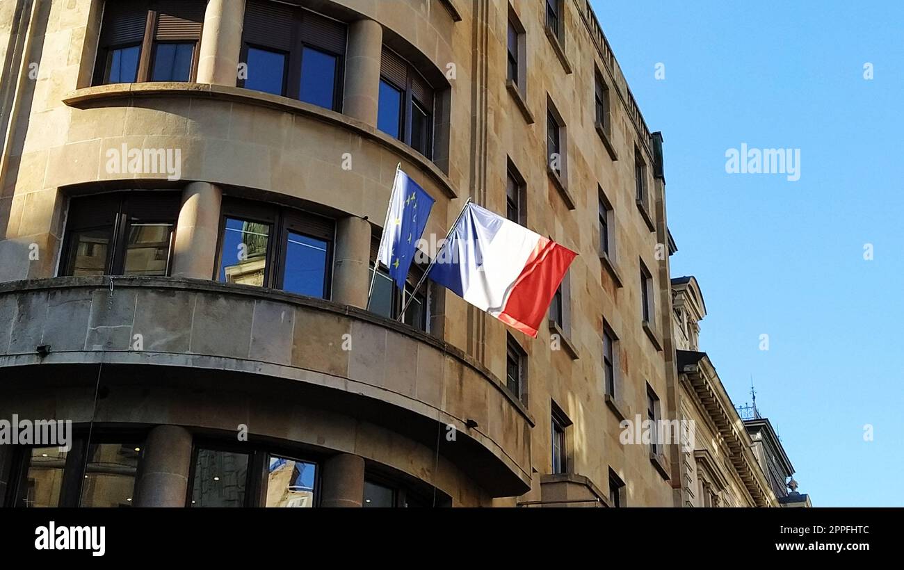Belgrad, Serbien - 24. Januar 2020. Die französische Botschaft in Belgrad. Die französische Flagge und die Flagge der Europäischen Union flattern im Wind. Blick auf die Fassade des Gebäudes und die Staatssymbole Stockfoto