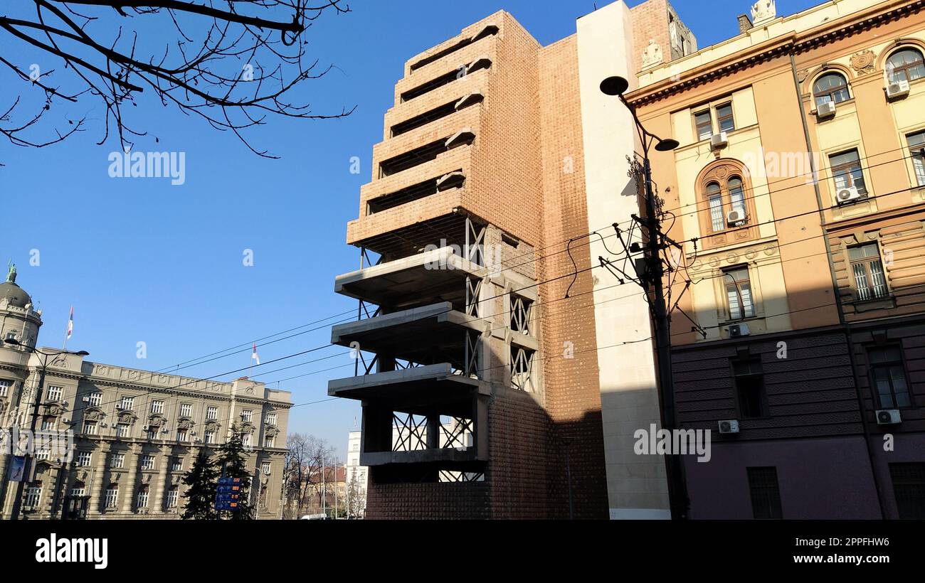 Belgrad, Serbien - 24. Januar 2020: Ehemaliges Gebäude des Verteidigungsministeriums Jugoslawiens in Belgrad, schwer beschädigt während des Bombenanschlags während der Operation der Alliierten Truppen durch NATO-Streitkräfte Stockfoto