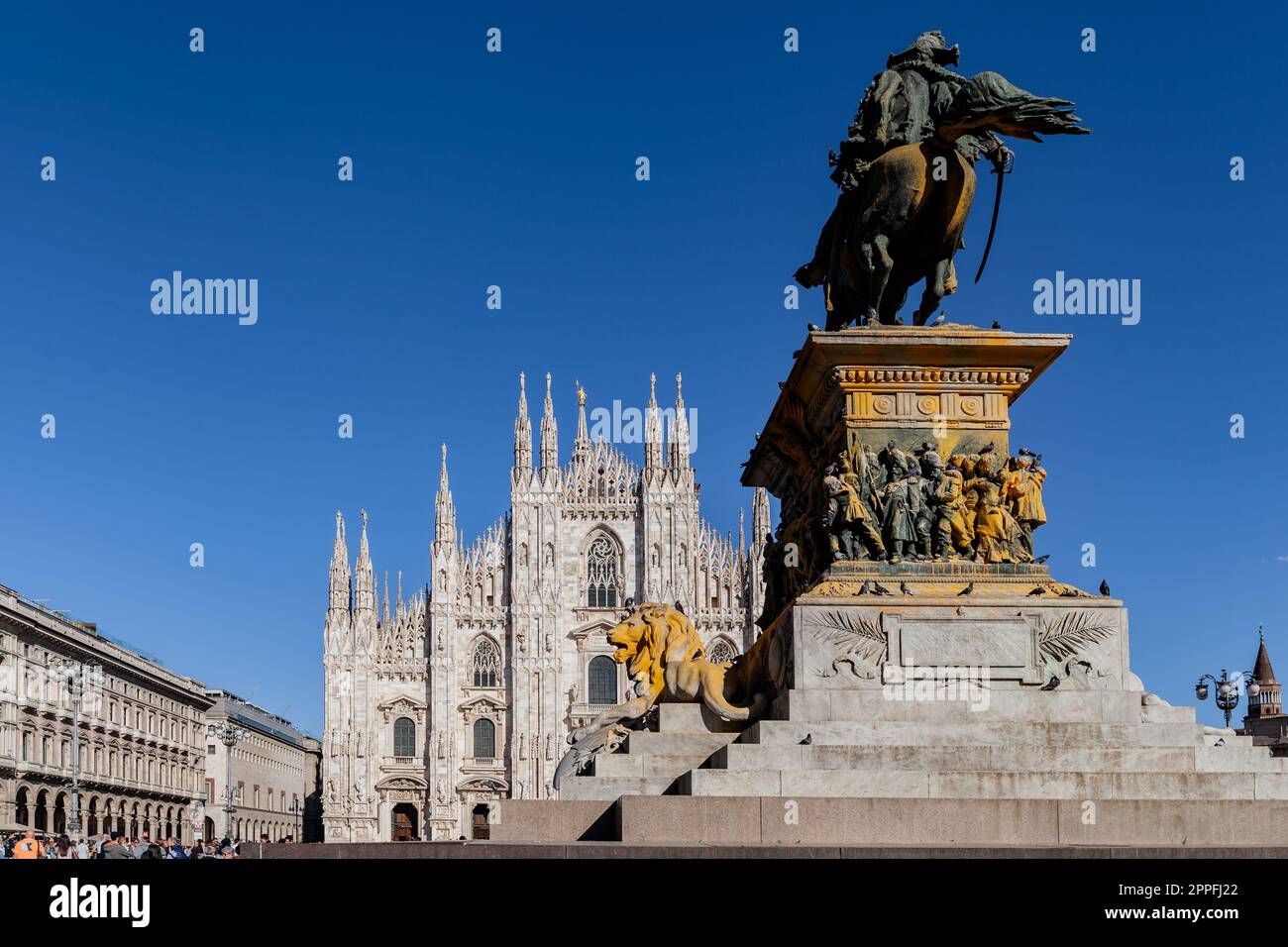 MAILAND, ITALIEN - MÄRZ 2023: Reiterstatue des Vittorio Emanuele II auf der Piazza Duomo, bedeckt mit Farbe von Umweltaktivisten der nächsten Generation, um das Bewusstsein für den Klimawandel zu schärfen. Stockfoto