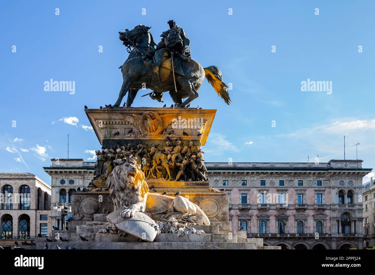 MAILAND, ITALIEN - MÄRZ 2023: Reiterstatue des Vittorio Emanuele II auf der Piazza Duomo, bedeckt mit Farbe von Umweltaktivisten der nächsten Generation, um das Bewusstsein für den Klimawandel zu schärfen. Stockfoto
