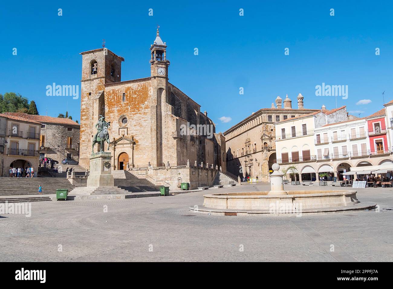Hauptplatz von Trujillo. Besichtigungen der Kirche San Martin und Statue von Francisco Pisarro (Trujillo, Caceres, Spanien) Stockfoto