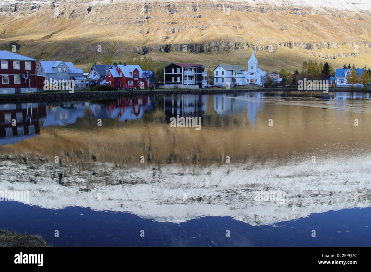 Seydisfjordur-Stadt in Island. Stockfoto