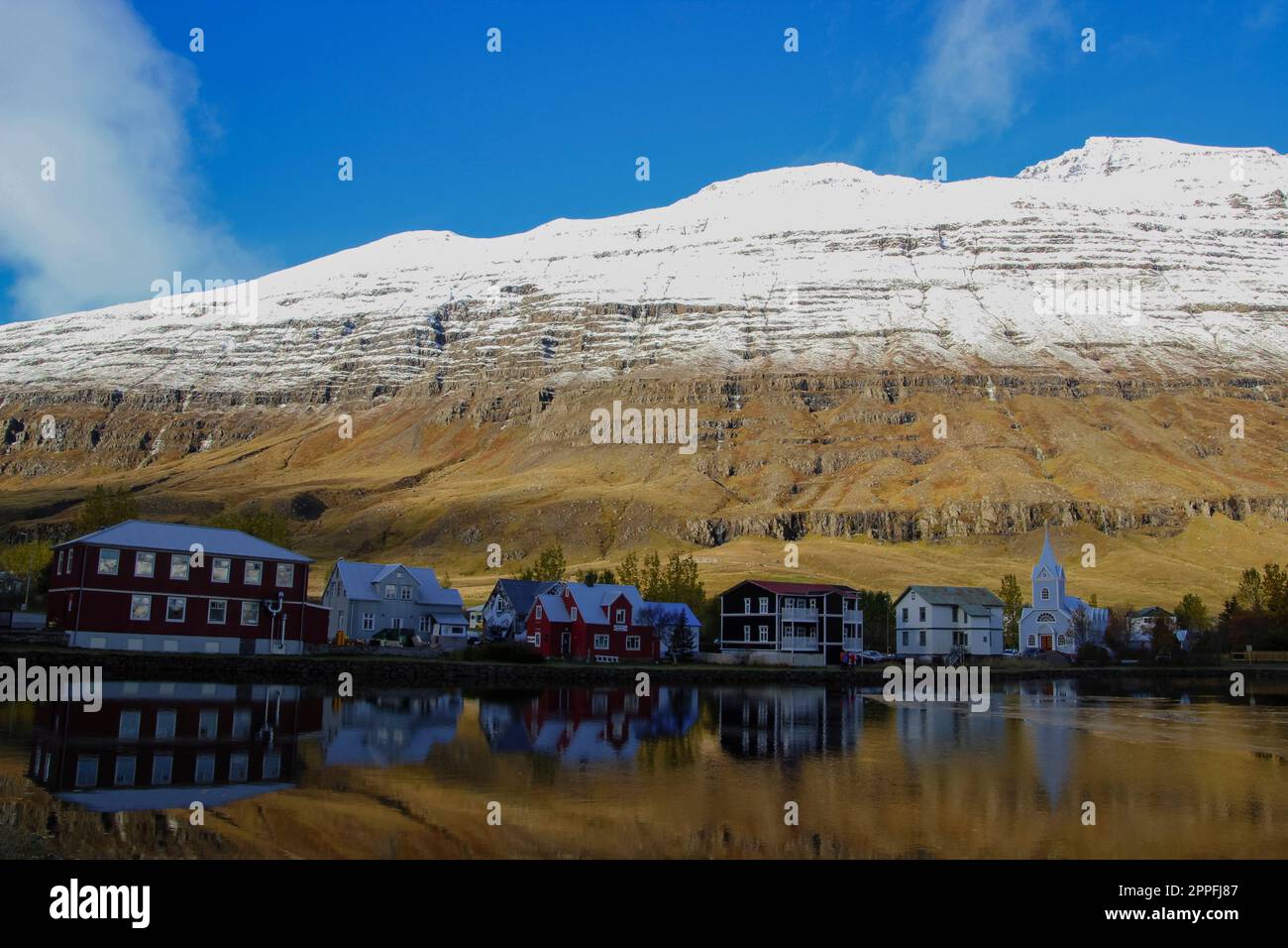 Seydisfjordur-Stadt in Island. Stockfoto