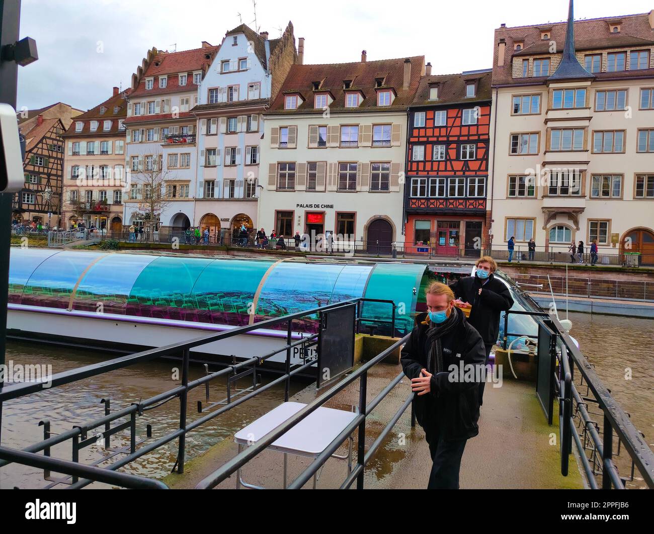Flussbahn mit Touristen auf einem Wasserkanal vor uralten Häusern. Blick auf den Fluss. Straßburg, Frankreich. Berühmtes Touristenziel, Reisen, Tourismus Stockfoto