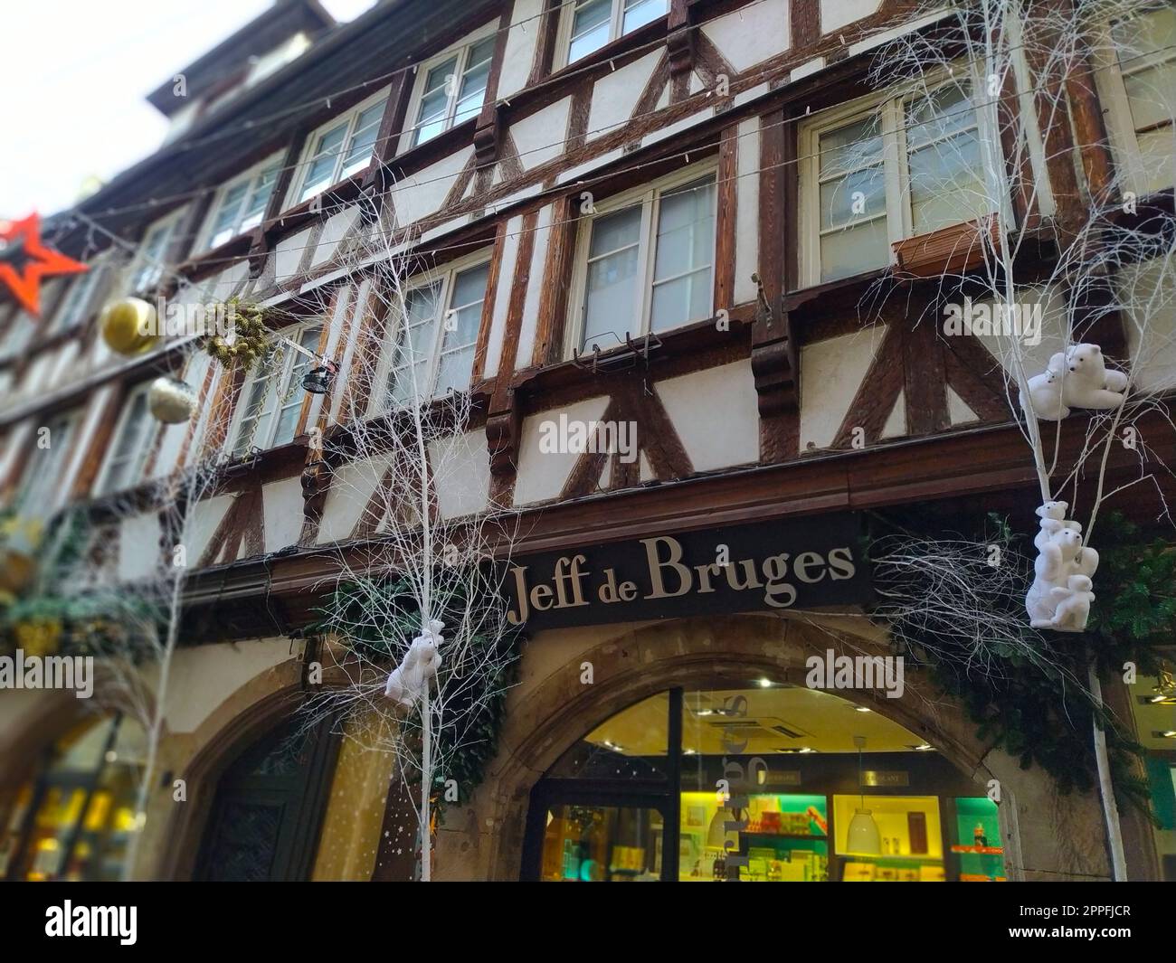 Logo von Jeff de bruges und Textschild vor dem Shop Chocolaterie Store Stockfoto