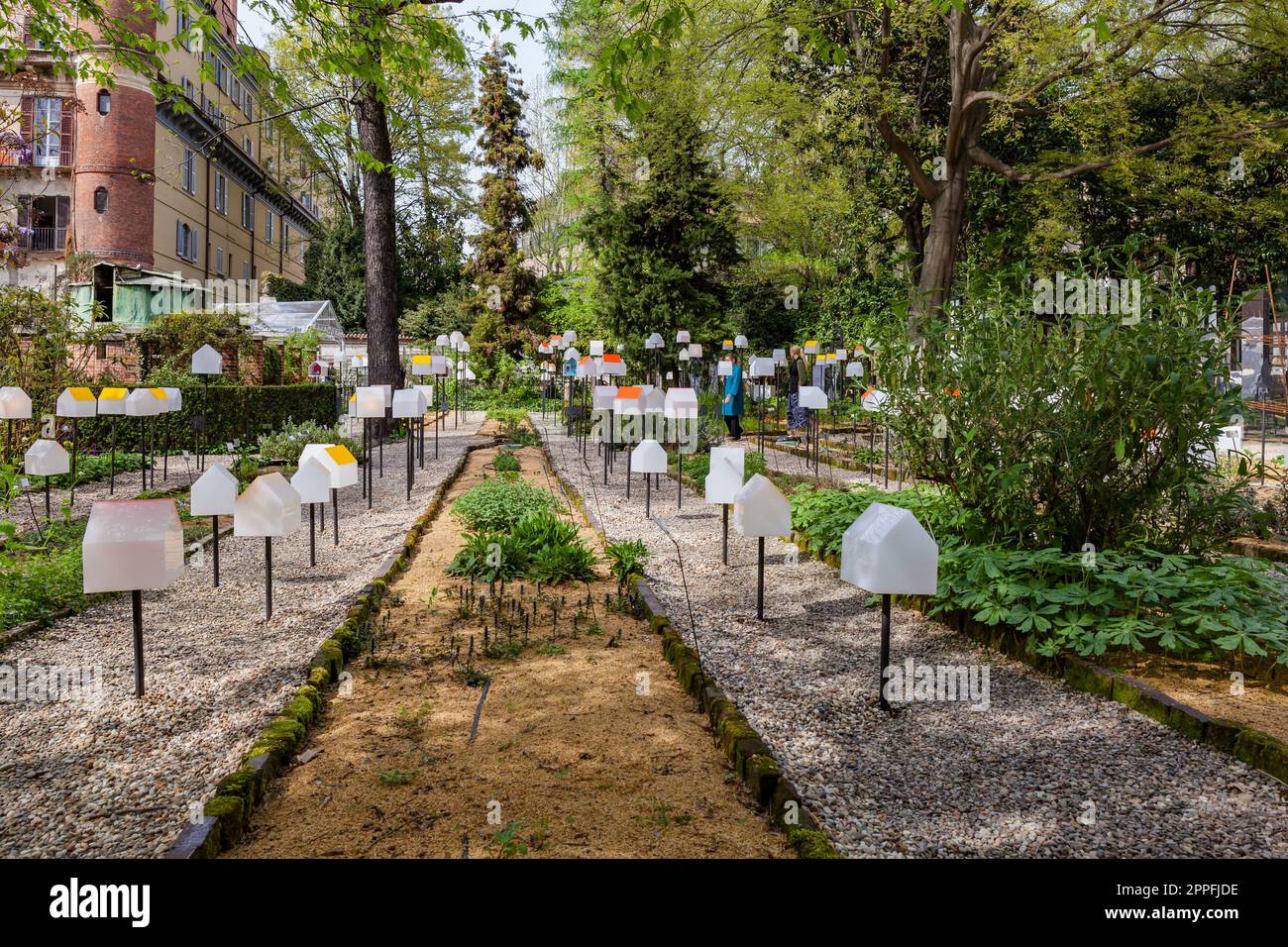MAILAND, ITALIEN - April 2018: Während der Design-Woche verwandelt die Installation den Botanischen Garten Brera in eine grüne Stadt. House-in-Motion-Ausstellung, die vom Design-Magazin Interni für eine intelligente Stadt beworben wird. Stockfoto