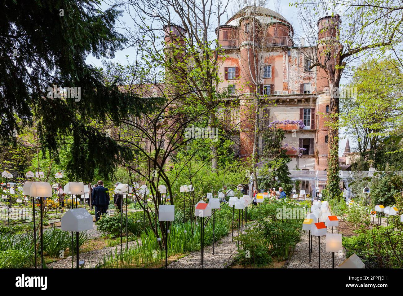 MAILAND, ITALIEN - April 2018: Während der Design-Woche verwandelt die Installation den Botanischen Garten Brera in eine grüne Stadt. House-in-Motion-Ausstellung, die vom Design-Magazin Interni für eine intelligente Stadt beworben wird. Stockfoto