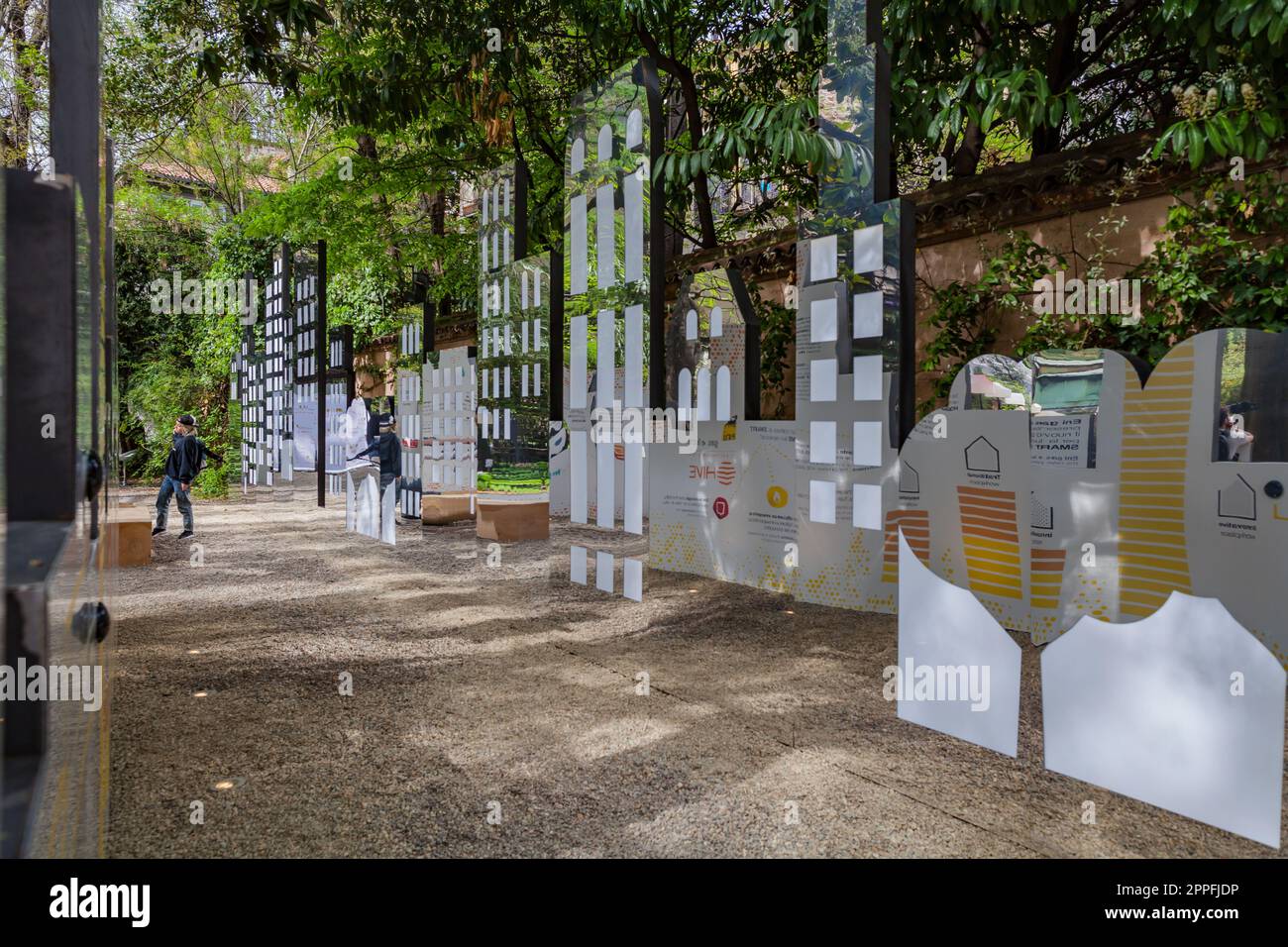 MAILAND, ITALIEN - April 2018: Während der Design-Woche verwandelt die Installation den Botanischen Garten Brera in eine grüne Stadt. House-in-Motion-Ausstellung, die vom Design-Magazin Interni für eine intelligente Stadt beworben wird. Stockfoto