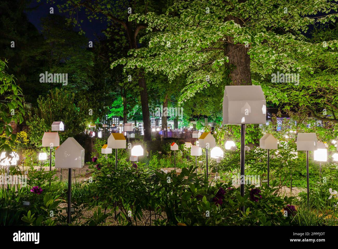 MAILAND, ITALIEN - April 2018: Während der Design-Woche verwandelt die Installation den Botanischen Garten Brera in eine grüne Stadt. House-in-Motion-Ausstellung, die vom Design-Magazin Interni für eine intelligente Stadt beworben wird. Stockfoto