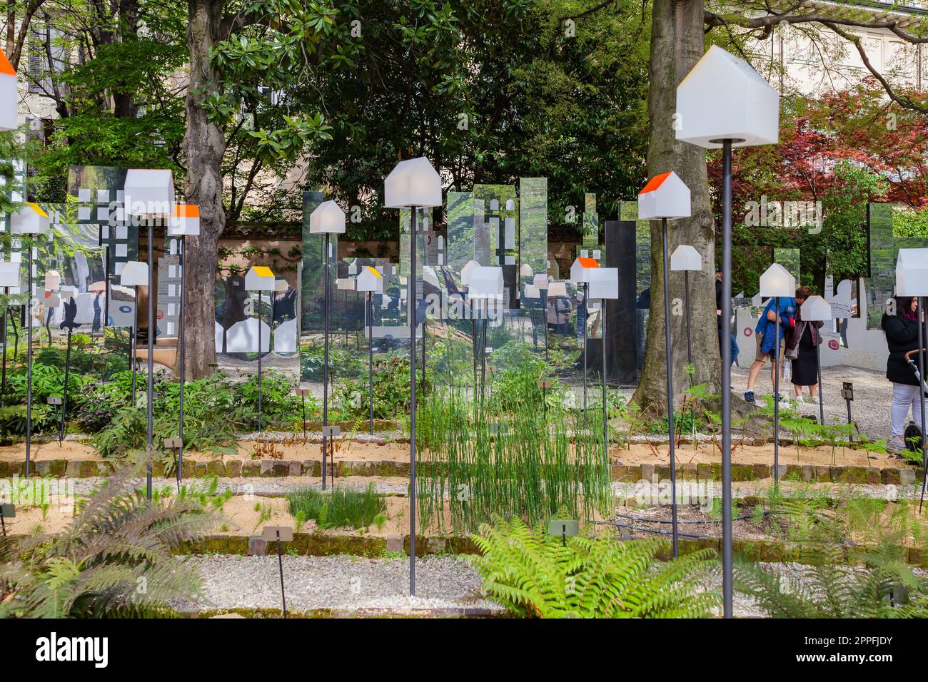MAILAND, ITALIEN - April 2018: Während der Design-Woche verwandelt die Installation den Botanischen Garten Brera in eine grüne Stadt. House-in-Motion-Ausstellung, die vom Design-Magazin Interni für eine intelligente Stadt beworben wird. Stockfoto