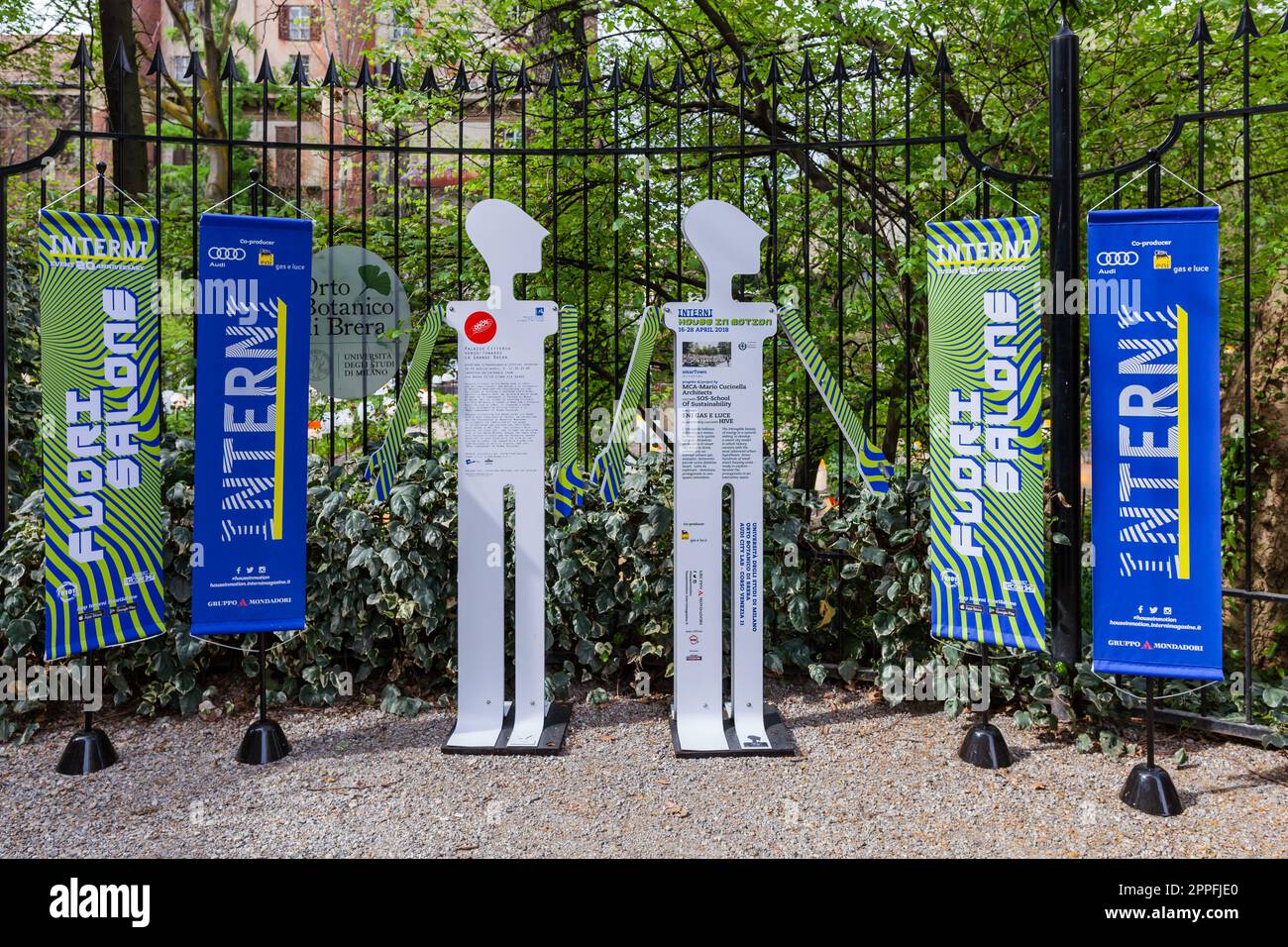 MAILAND, ITALIEN - April 2018: Während der Design-Woche verwandelt die Installation den Botanischen Garten Brera in eine grüne Stadt. House-in-Motion-Ausstellung, die vom Design-Magazin Interni für eine intelligente Stadt beworben wird. Stockfoto
