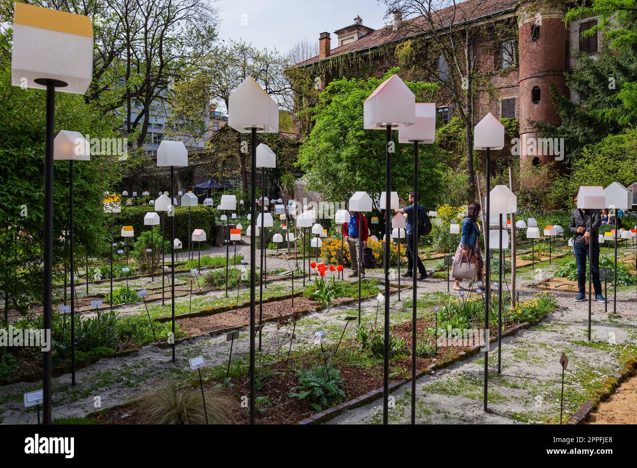 MAILAND, ITALIEN - April 2018: Während der Design-Woche verwandelt die Installation den Botanischen Garten Brera in eine grüne Stadt. House-in-Motion-Ausstellung, die vom Design-Magazin Interni für eine intelligente Stadt beworben wird. Stockfoto