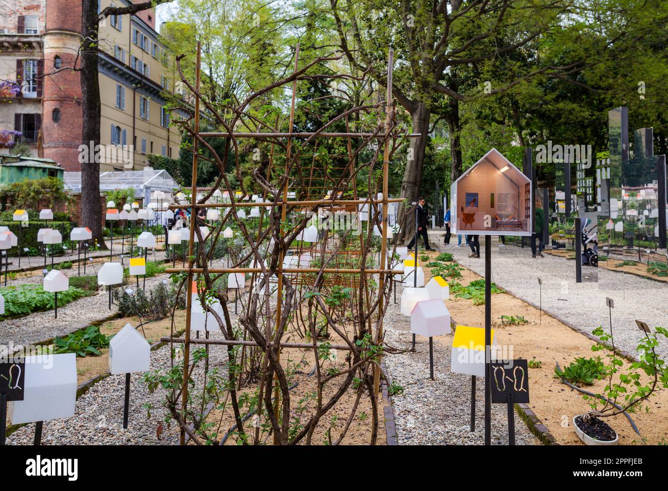 MAILAND, ITALIEN - April 2018: Während der Design-Woche verwandelt die Installation den Botanischen Garten Brera in eine grüne Stadt. House-in-Motion-Ausstellung, die vom Design-Magazin Interni für eine intelligente Stadt beworben wird. Stockfoto