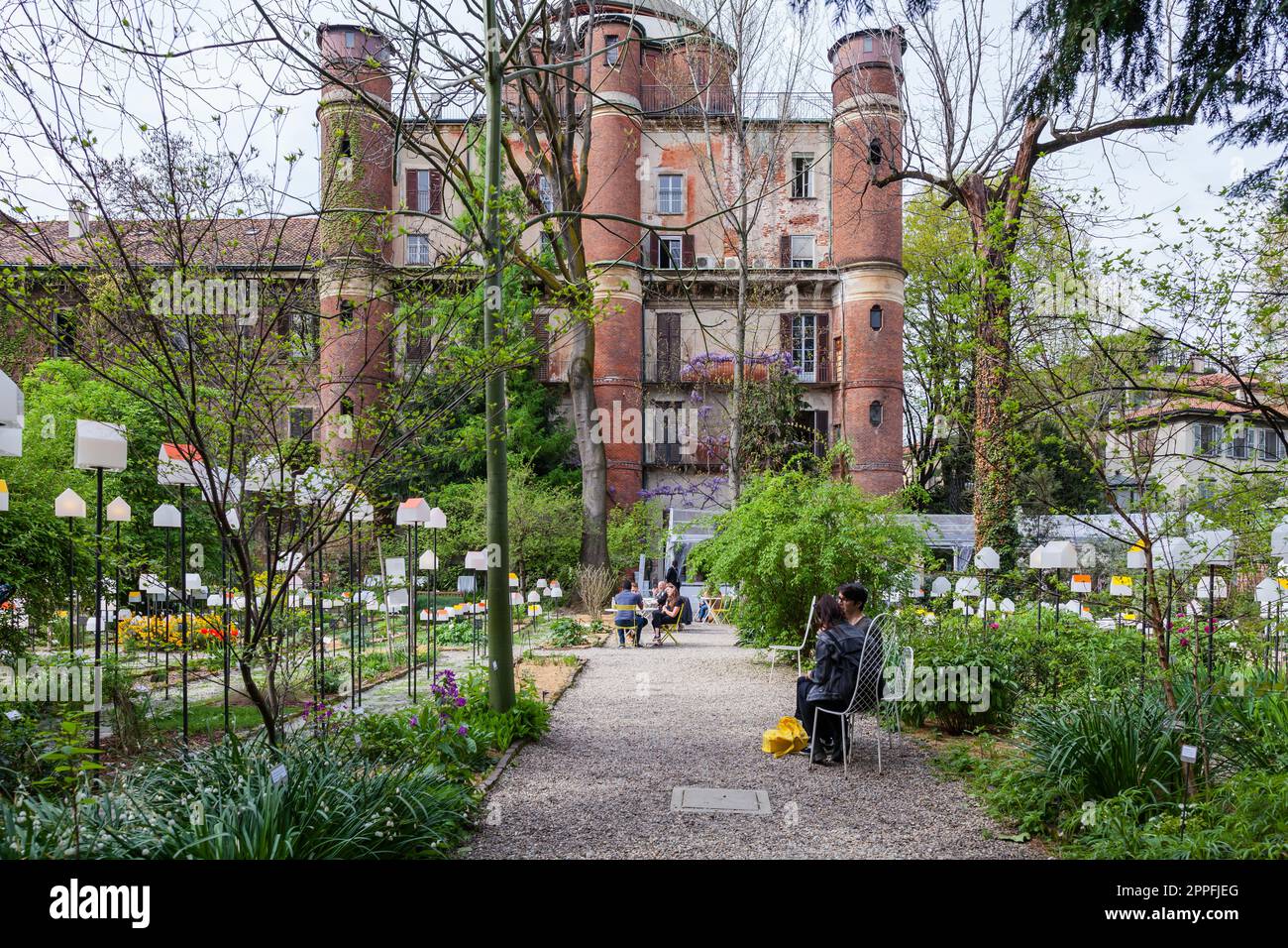 MAILAND, ITALIEN - April 2018: Während der Design-Woche verwandelt die Installation den Botanischen Garten Brera in eine grüne Stadt. House-in-Motion-Ausstellung, die vom Design-Magazin Interni für eine intelligente Stadt beworben wird. Stockfoto