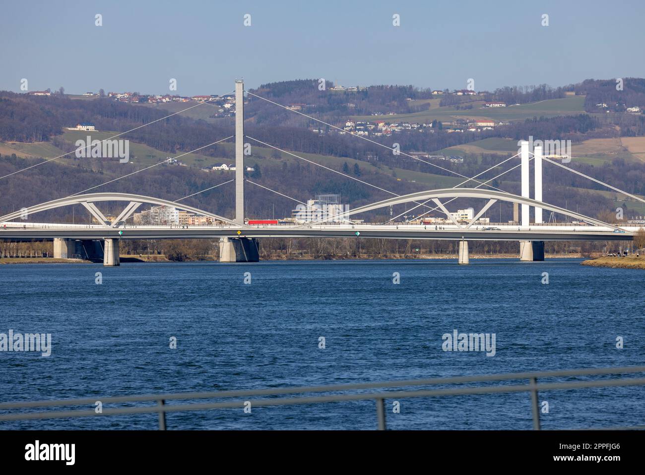 Blick auf die neue Eisenbahnbrücke über die Donau, Linz, Österreich Stockfoto