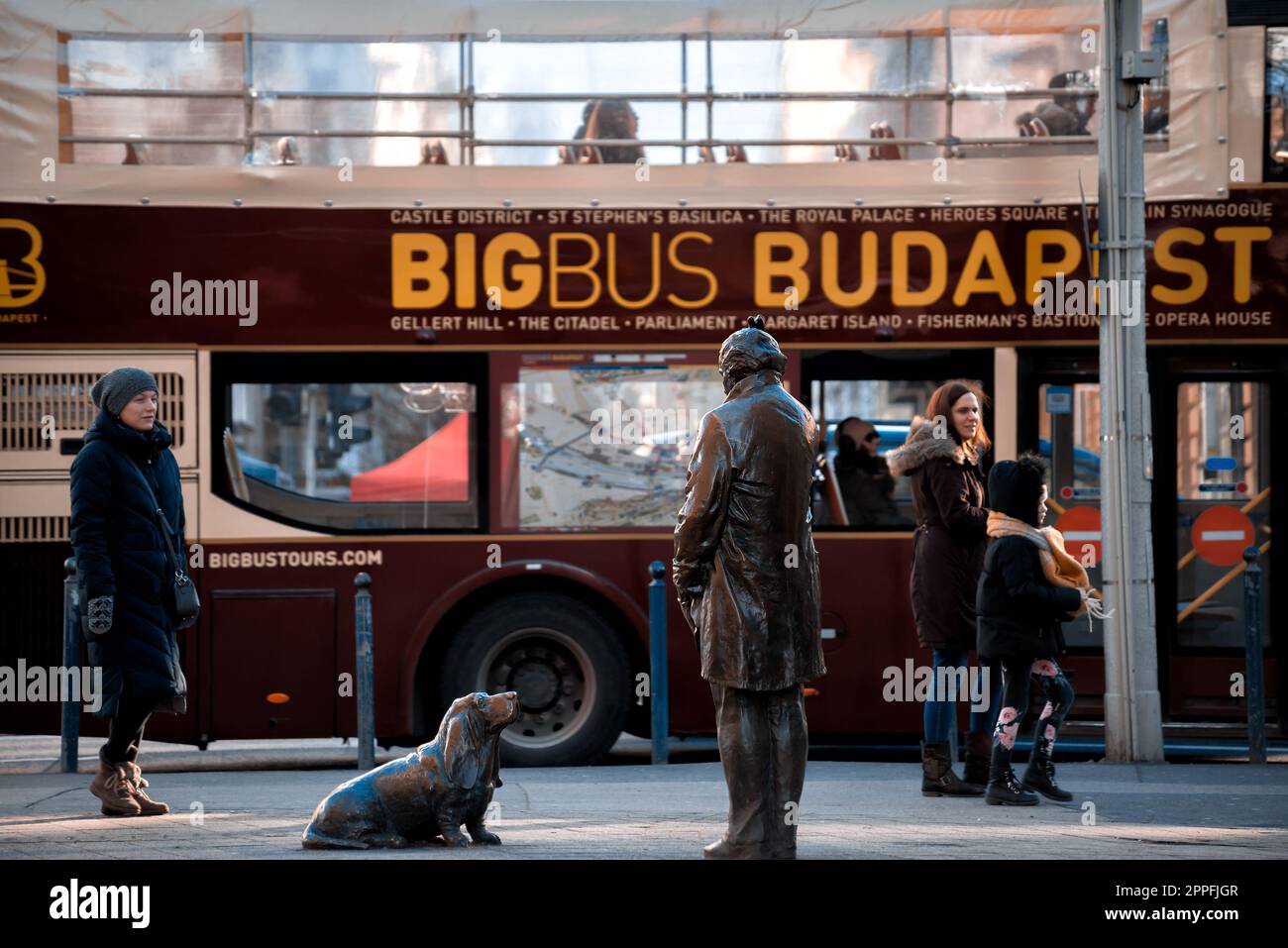 Budapest, Ungarn - 04. Januar 2019: Bronzestatue von Detective Columbo (amerikanischer Schauspieler Peter Falk) Stockfoto