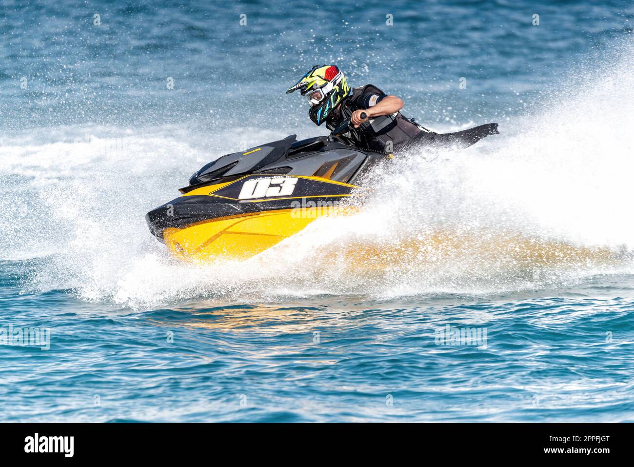 Limassol, Zypern - 26. November 2022: Jet-Ski-Fahrer während des Wettbewerbs Stockfoto