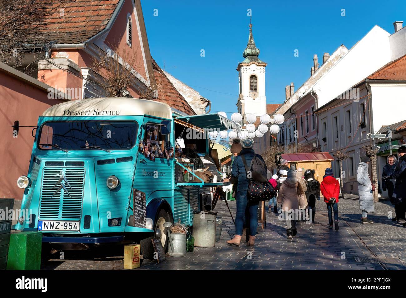 Szentendre, Ungarn - 25. Dezember 2019: Kaffeewagen auf dem Hauptplatz der Stadt Szentendre Stockfoto