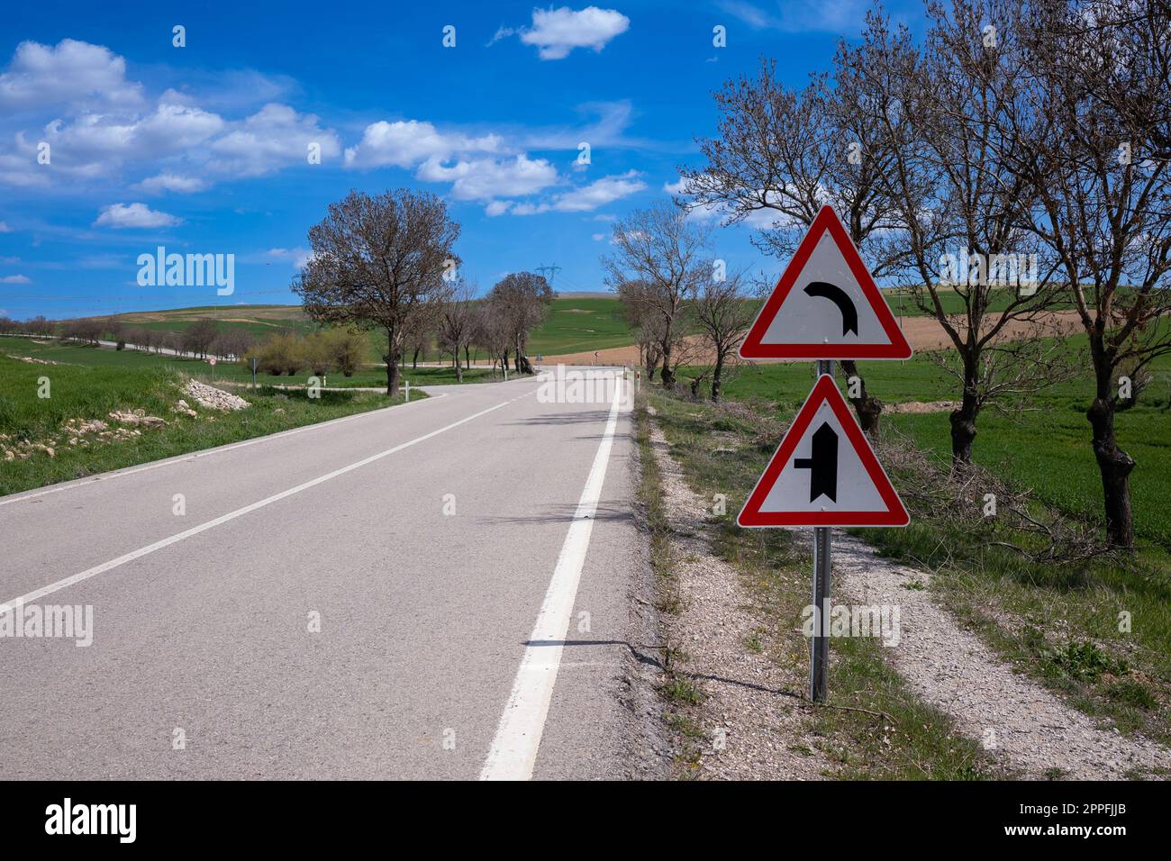 Straßenschilder vor dem Hintergrund der üppigen Green Mountains Stockfoto