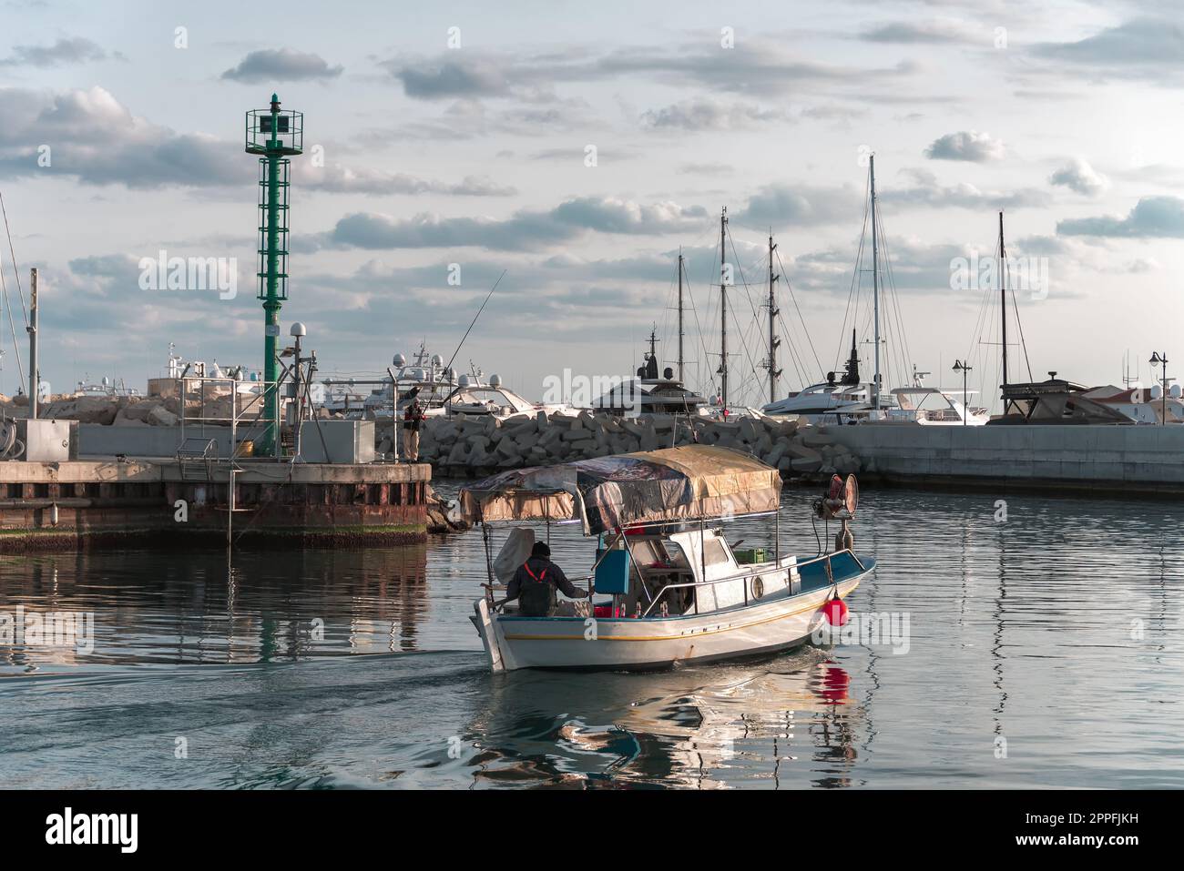 Traditionelles zyprisches Fischerboot, das vom alten Hafen von Limassol abfährt Stockfoto