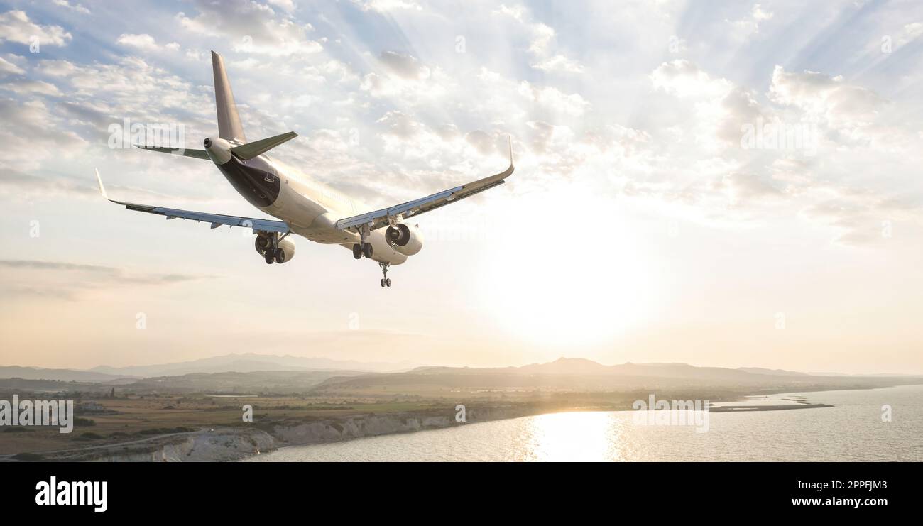 Passagierflugzeug landet auf der Insel Stockfoto