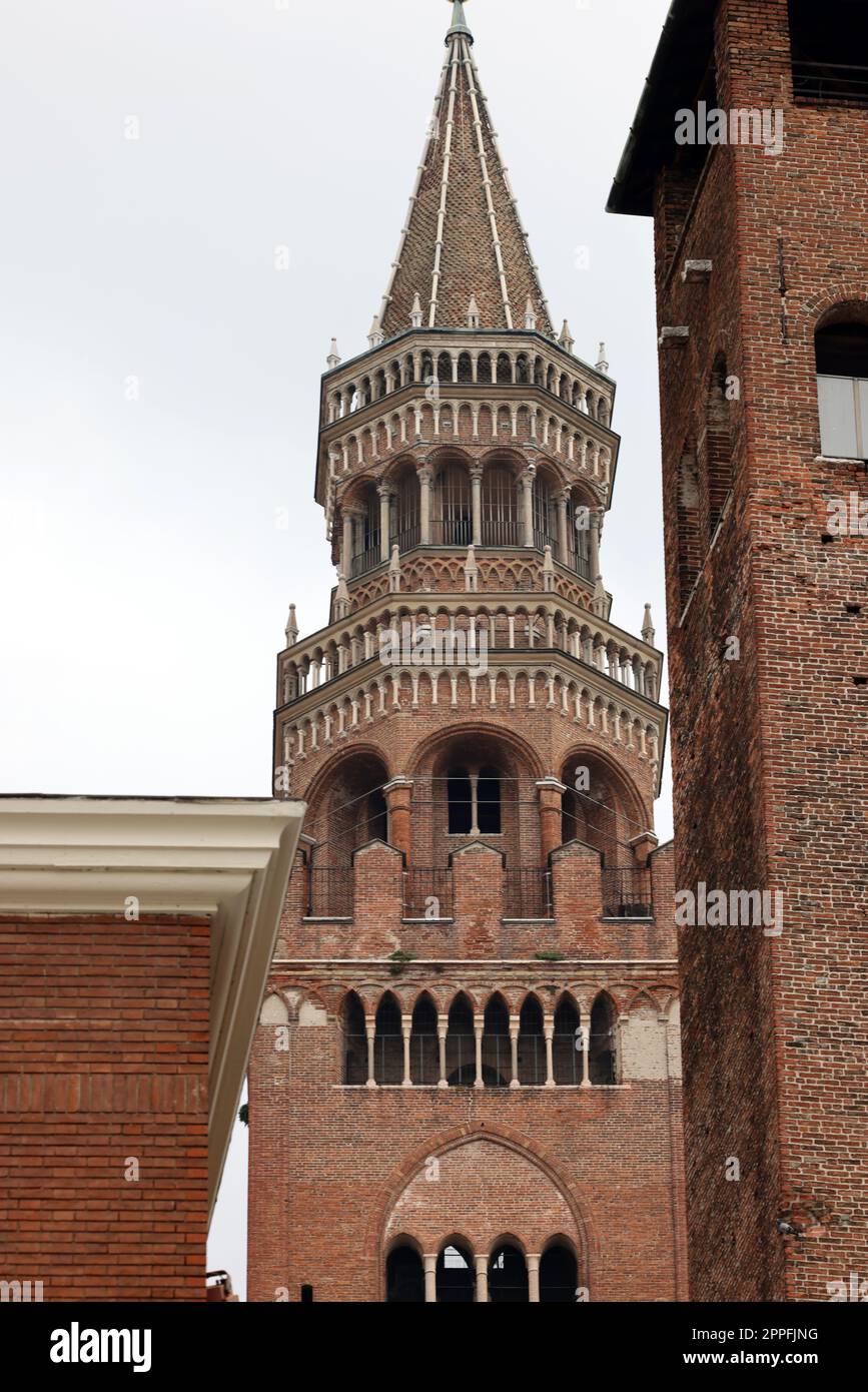 Der mittelalterliche Glockenturm von Cremona, bekannt als Torrazzo, Lombardei, Italien. Stockfoto