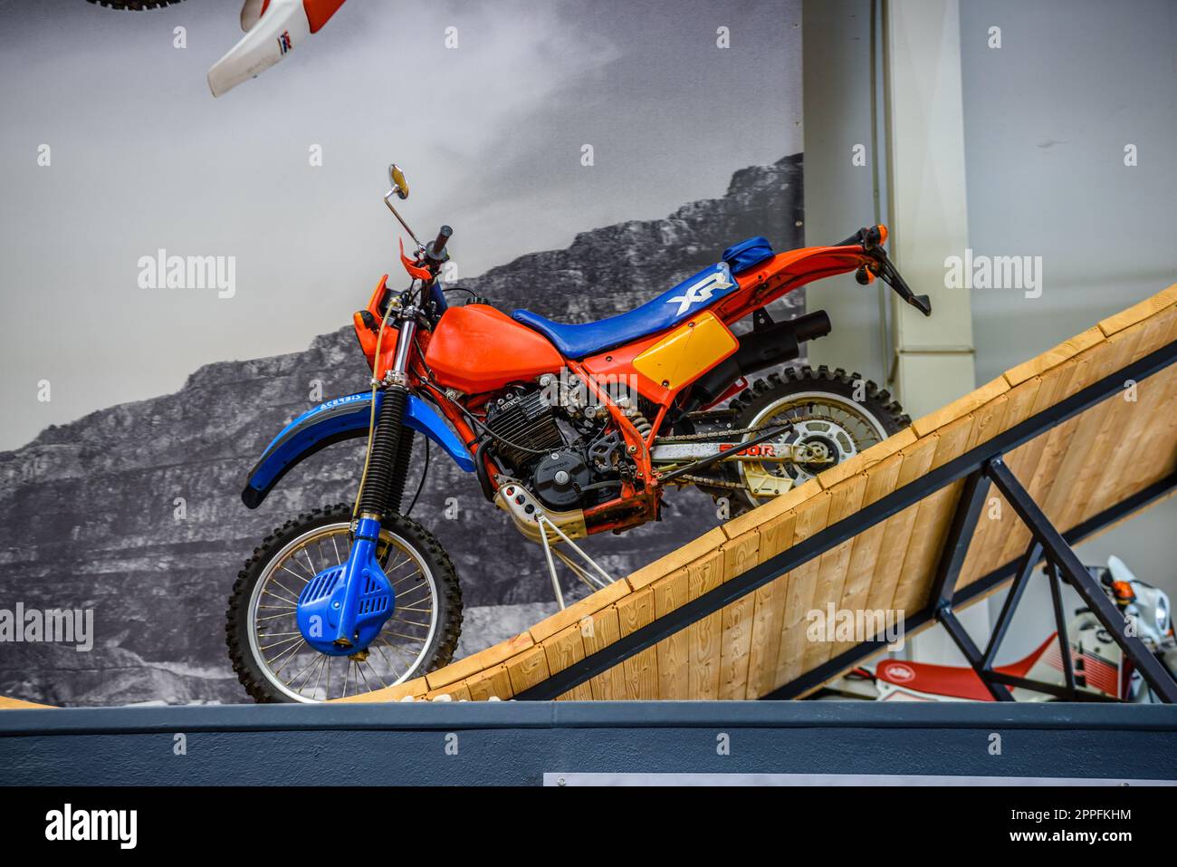 SINSHEIM, DEUTSCHLAND - MAI 2022: Rot-blaues Motorrad Stockfoto