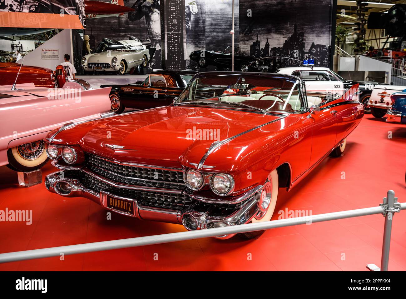 SINSHEIM, DEUTSCHLAND - MAI 2022: Roter Cabrio Cadillac Eldorado Biarritz Stockfoto