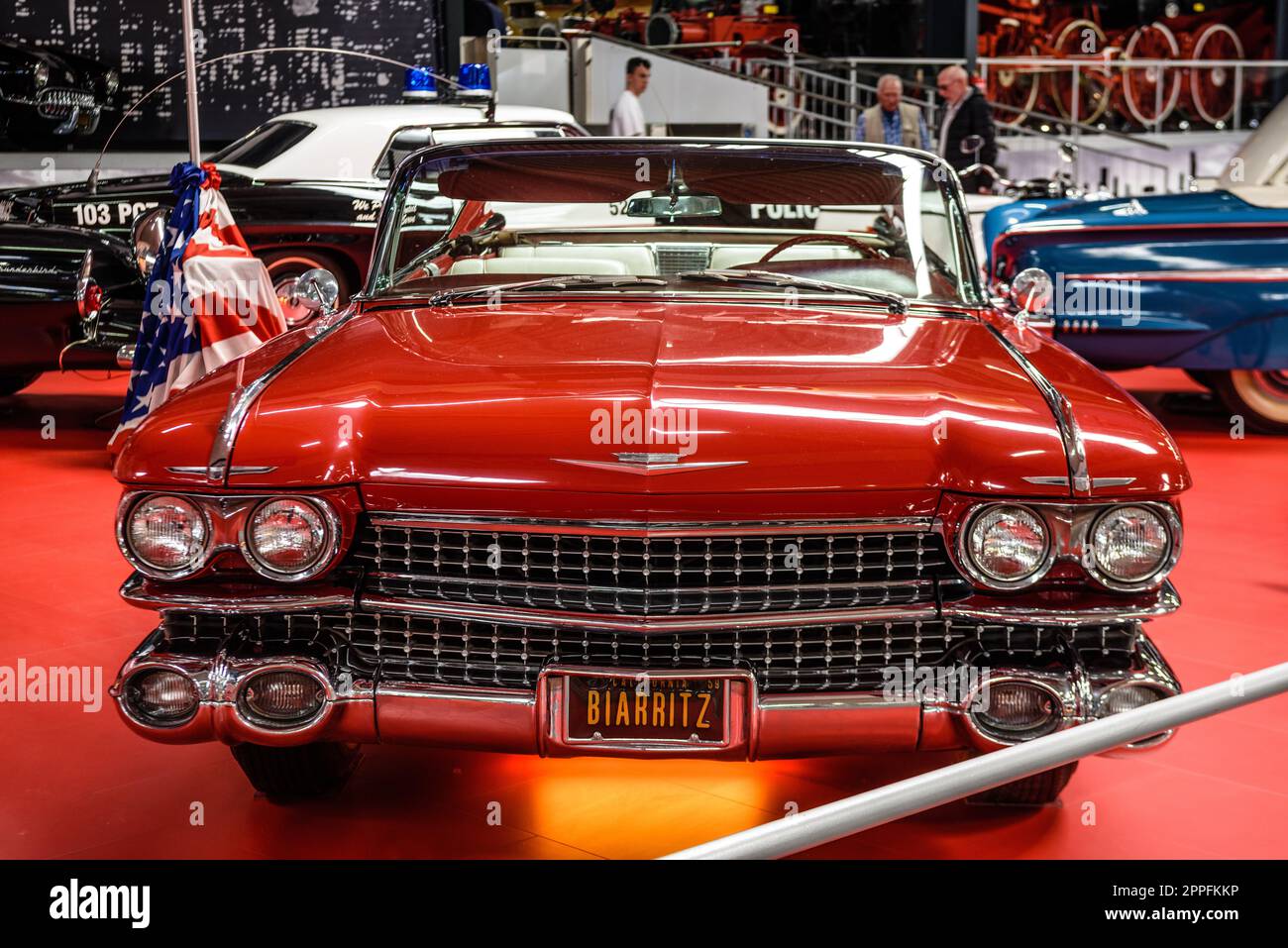 SINSHEIM, DEUTSCHLAND - MAI 2022: Roter Cabrio Cadillac Eldorado Biarr Stockfoto