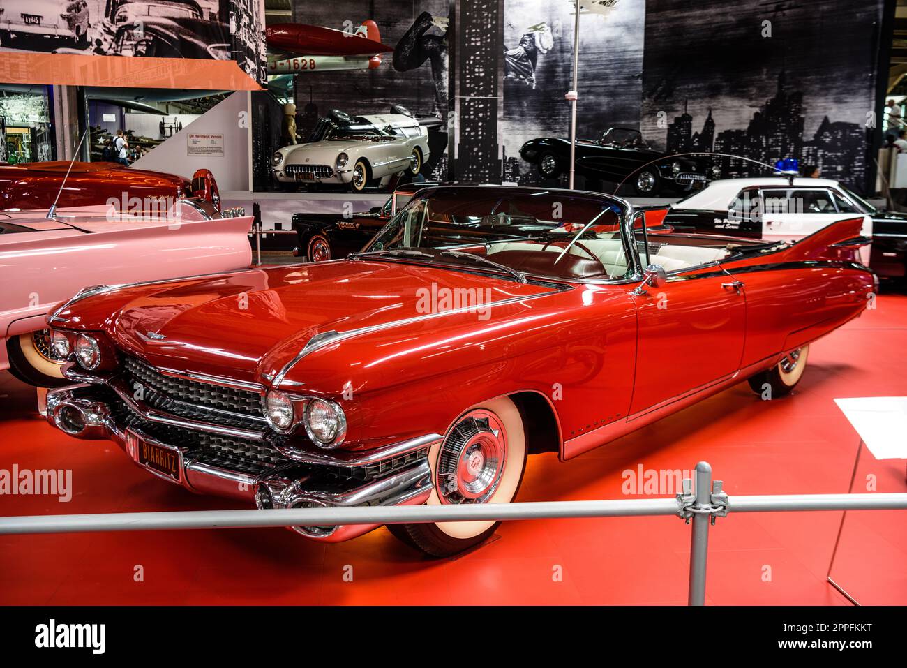 SINSHEIM, DEUTSCHLAND - MAI 2022: Roter Cabrio Cadillac Eldorado Biarritz Stockfoto