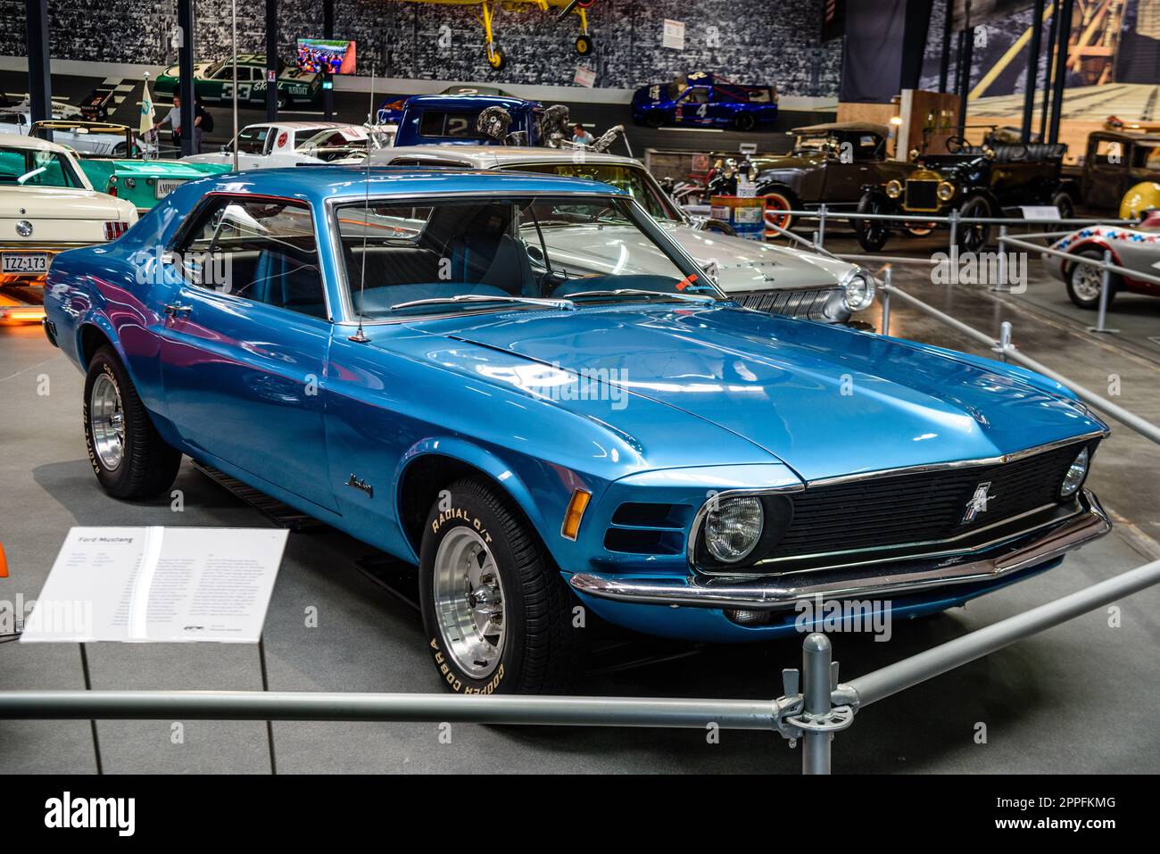 SINSHEIM, DEUTSCHLAND - MAI 2022: Blaues Coupé Ford Mustang Coupe 1970 Stockfoto