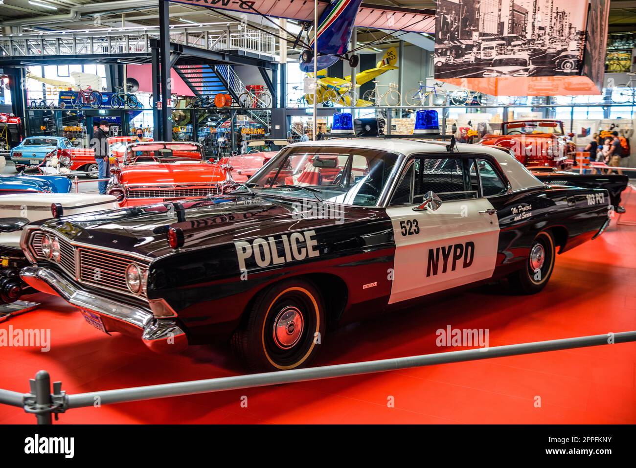 SINSHEIM, DEUTSCHLAND - MAI 2022: Polizeiauto Ford Galaxie 500 3. Generation Stockfoto