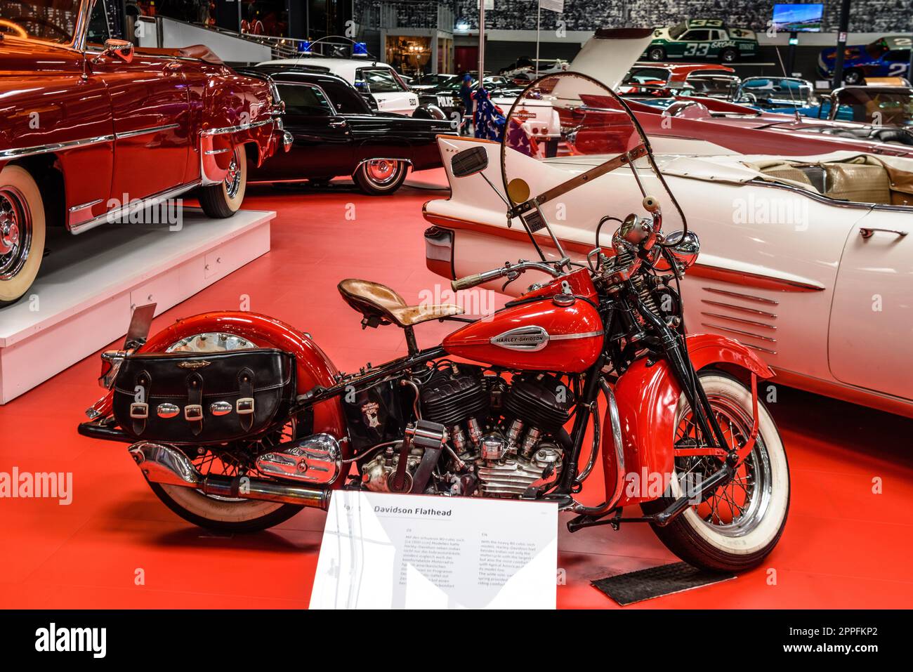 SINSHEIM, DEUTSCHLAND - MAI 2022: Rotes Motorrad Harley-Davidson Flathead Stockfoto