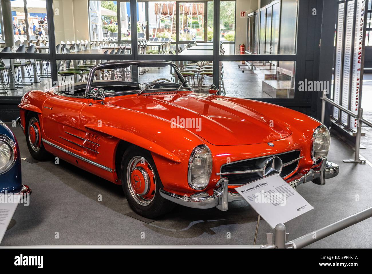 SINSHEIM, DEUTSCHLAND - MAI 2022: Roter Mercedes Benz 300 SL Roadster Cabrio 1962 Stockfoto