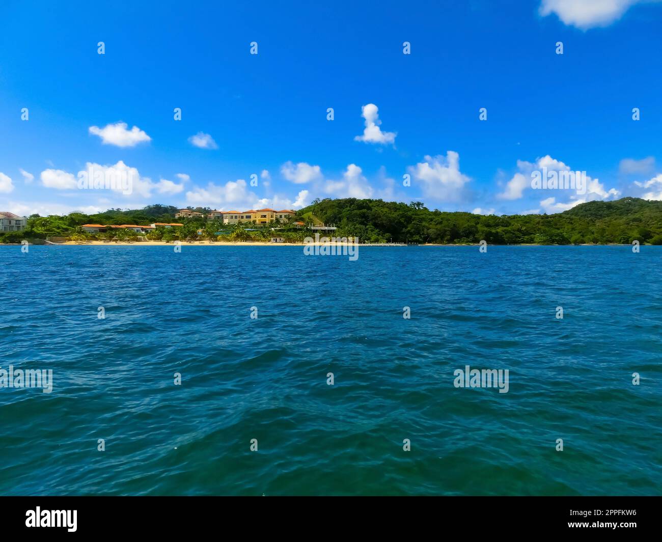 Eine Luftaufnahme von einem tropischen Strand in Roatan Honduras Stockfoto
