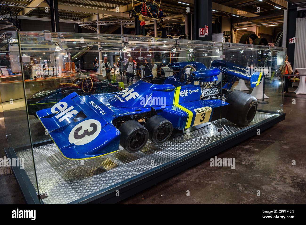 SINSHEIM, DEUTSCHLAND - MAI 2022: Blauer Tyrrell P34 Project 34 Sechsrad Formel 1 F1 Rennwagen Stockfoto