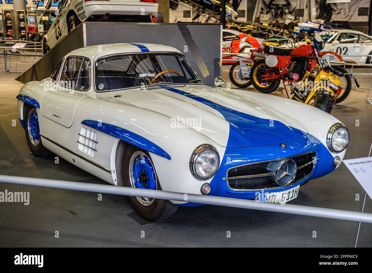 SINSHEIM, DEUTSCHLAND - MAI 2022: Weiß-blaues Mercedes-Benz 300 SL Coupé mit Flügeln Stockfoto